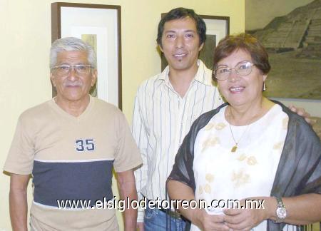 21112006
Héctor y Heriberto Bañuelos con Ana María de Bañuelos.