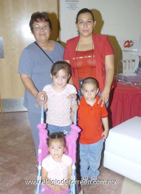 21112006
Perla Ávila, Soledad García, Larissa, Fabián y Mayra.