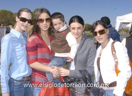 23112006
Alejandra Martínez de López, Cristina Grageda de Safa, José Antonio Safa, Mónica Siller de Safa y Carla Lozano de Burillo.