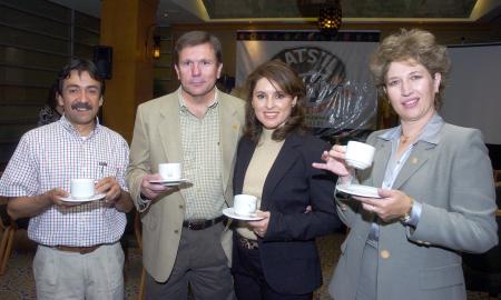 18112006 
 Padre Óscar Rodríguez, Carlos González, Lucy Cuesta de González y Sofía Enríquez