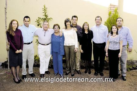 24112006 
Antonio Gutiérrez, en la fiesta de cumpleaños que le ofrecieron su esposa Raquel, sus hijos Raquel, Toño, Daniel y Ruth, sus hijos políticos Beto,Cristina, Mayte y Narvick.