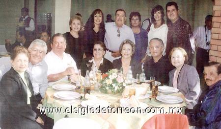 26112006 
El festejado Antonio Gutiérrez con sus hermanos Tere, David, Delfina, Alicia y Pilar, su esposa Raquel Jardón de Gutièrrez, sus hijos y otros acompañantes.