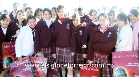 26112006 
Alumnas del Colegio América, presentes en Casa Abierta.