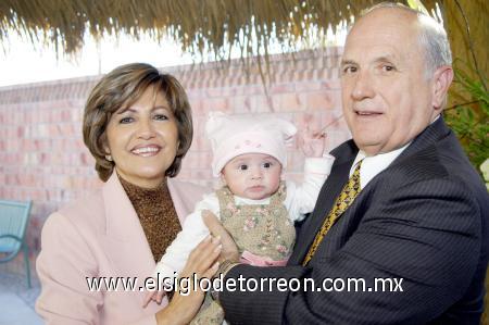 26112006 
Alicia y José Cárdenas con su nietecita, la pequeña Ángela.