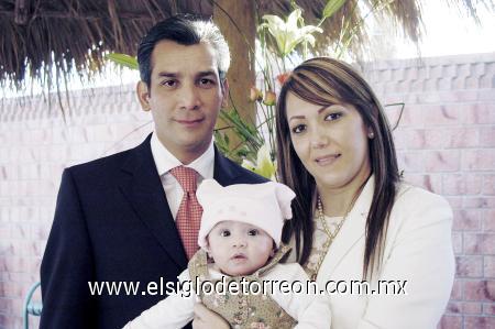 26112006 
Ángela Torres Cárdenas con sus papás, Arturo Torres Nazer y Alicia Càrdenas de Torres.