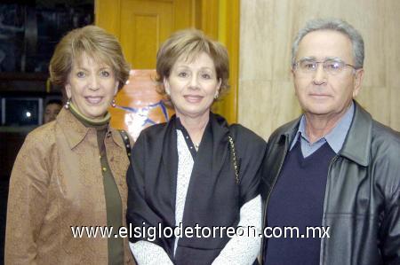 26112006
Jossie de Iriarte, Bárbara de López y Alberto López.