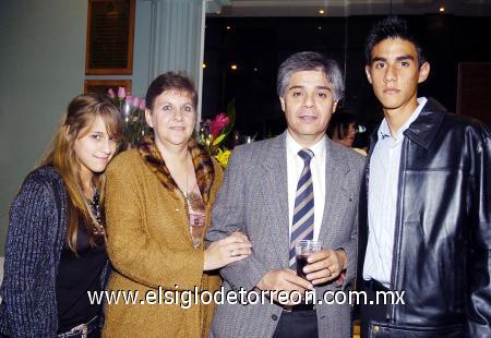 26112006 
Luisa de Alvarado, Ivonne Torres, Alfredo y Luis de Alvarado.