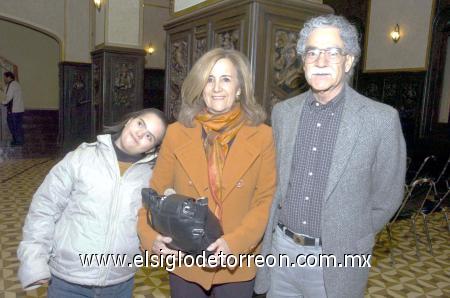 26112006 
Marisol Aguiñaga, Magda Madero y Saúl Rosales.