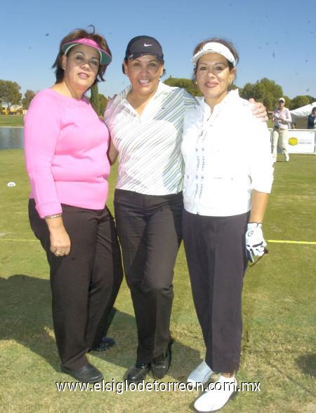 27112006
Lety Barrera de Abusaid, Cristy de Albéniz y Martha de Bustos.