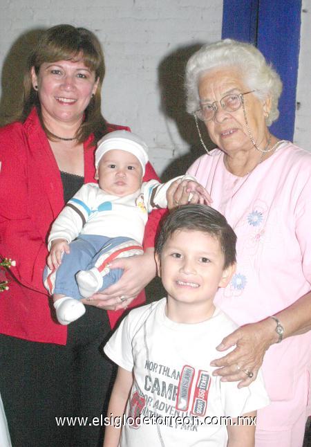 27112006
Silvia Reyes de Rodríguez celebró su cumpleaños, junto a su suegra Natalia y sus nietos Juan Carlos y Sebastián.