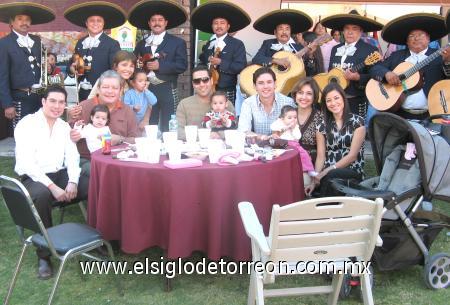 29112006
Al son de música de mariachi, la familia Ávalos degustó sus platillos favoritos.