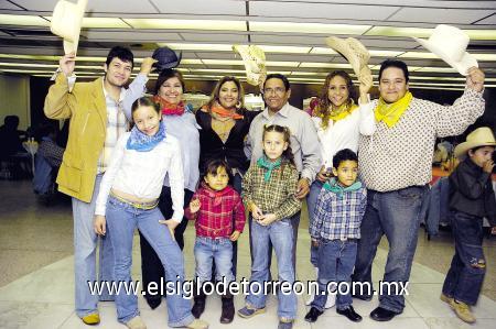 29112006
Lily acompañada de sus padres, Ricardo y Flor García y de Óscar, Alex, Maricela, Alexito, Frida Sofía, Italia y Pamela.