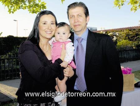 29112006
Ángela Green con sus papás, Juan y Ámbar Green.