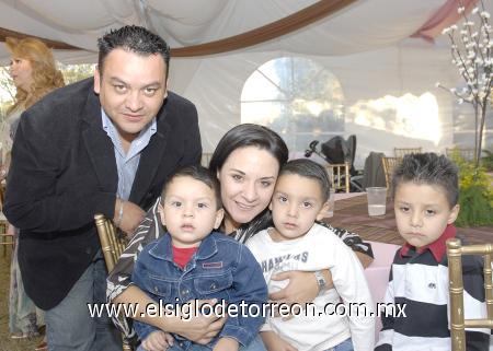 29112006
Leticia de Ortega, Aldo Ortega, Gerardo, Aldo y Bernardo.