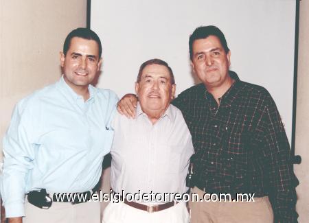 29112006
Señor Antonio Gutiérrez González con sus hijos Toño y Daniel.