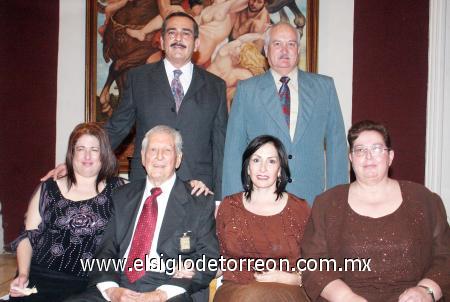 25112006
  Don Carlos González puente celebró sus 90 años al lado de sus hijos Carlos Antonio, Ana Gabriela,  Sergio Alejandro, María Estela y Alma Rosa González Montemayor