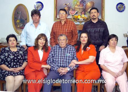 25112006
 Gregorio Guerrero Ramírez festejó sus 90 años de vida con una reunión organizada por sus hijos, hijos políticos y nietos