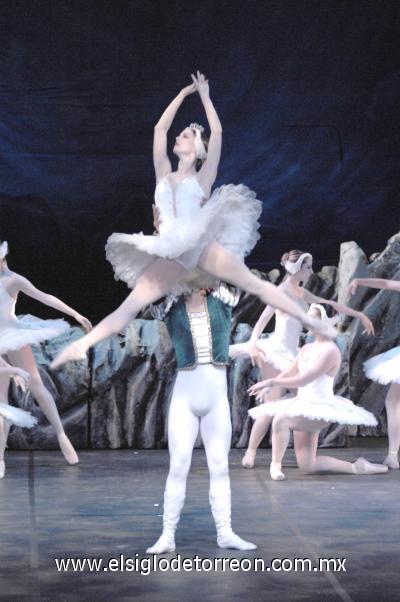 En El Lago de los Cisnes del Ballet de Monterrey participan:

Odette y Odile: Dalirys Valladares. 

Príncipe Sigfrido: Ángel Laza. 

Sir Von Rothbar: Iván Freeman. 

Von Rothbar (bestia): Gamal Izquierdo. 

Reina Madre: Rosalinda Farías. 

Transformación: Mónica Jáuregui. 

Dos Cisnes: Claudia Bandín y Rosalinda Moeller. 

Cuatro Cisnes: Anissa Curbelo, Lorena Sabena, Mónica Jáuregui y Regina Palomar. 

Cuerpo de baile: Alumnas de las academias. 

Bufones: Omar Alvarado y Fausto Izzi. 

Aparición: Ana Paula Oropeza. 

Napolitanos: Yosek Prieto y Sidharta Torres. 

Pas de Deux Rojo: Claudia Kistler y Erasmo Pineda. 

Pas de Tríos: Anissa Curbelo, Jacobo Castillón y Mónica Jáuregui. 

Princesas: Regina Palomar, Brenda Alonso, Deborah Rodríguez, Asenté Lozano, Iván Román, Ricardo Hijar, Claudio González y Adolfo Ríos. 

Corte: Alumnas de las academias.