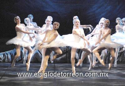 Enmarcado por la tenue luz de la luna y por frondosos y melancólicos árboles, El Lago de los Cisnes del Ballet de Monterrey exhibió la armonía de los finos movimientos de las bailarinas que graciosamente movían sus tutúes, y de los bailarines que con fuerza y elegancia recorrieron el escenario del Teatro Nazas.