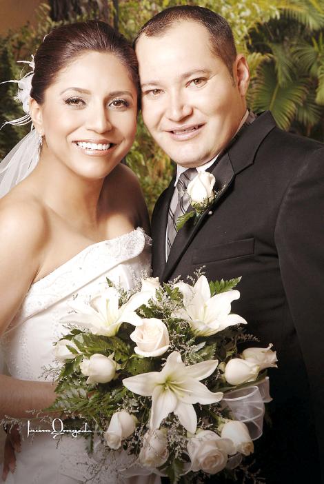 C.P. Luis Gilberto Serna Cortés y Lic.Narda Esmeralda Salazar Ramírez recibieron la bendición nupcial el pasado 30 de septiembre de 2006 en el Templo Expiatorio.


Estudio: Laura Grageda