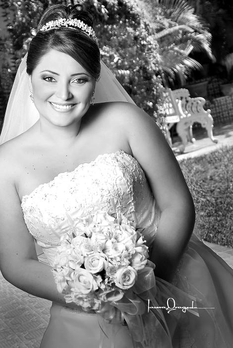 C.P. Yesinia Yolanda Colchado García, el día de su boda con el Ing. Manuel Antonio Martínez Robles.

Estudio: Laura Grageda