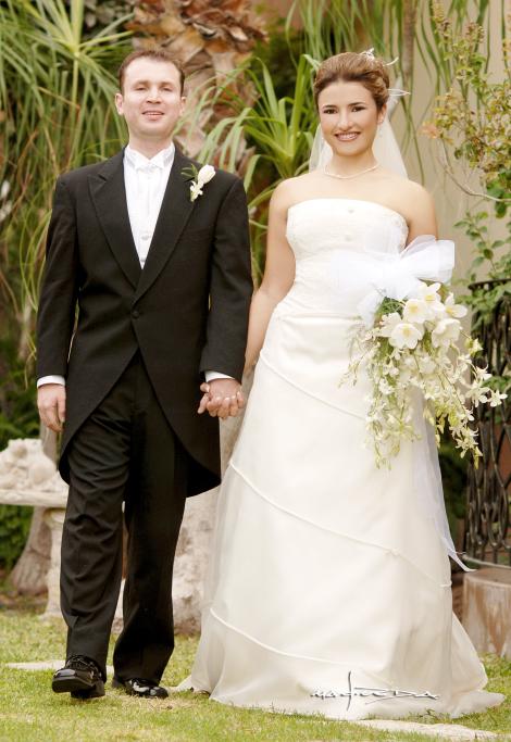 Dr. Alfonso Javier Escudero Rendón y Srita. María Cecilia Villarreal Torre recibieron la bendición nupcial en la capilla de Casa de Cristiandad, el sábado 14 de octubre de 2006.


Estudio: Maqueda