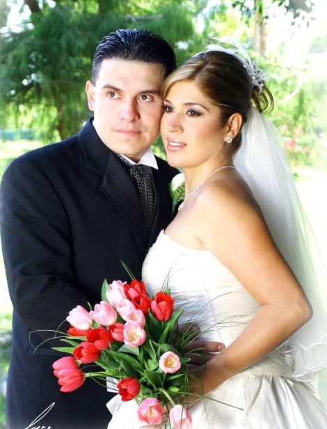 Sr. Alejandro Galván Alcántar y Srita. Alejandra Riesco Medrano contrajeron matrimonio en la capilla de Cristiandad, el pasado 26 de agosto de 2006.