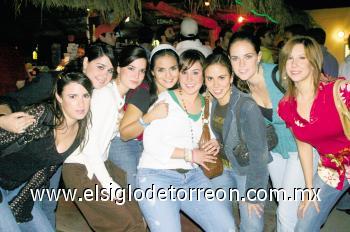 Y ¡LLEGO LA NOCHE!
Mariana y Ángela Diez, Luisa Espada, Brenda Murguía, Ana Lucía Díez, Cristina Campos, Alexis Navarro y Mónica Peressini.