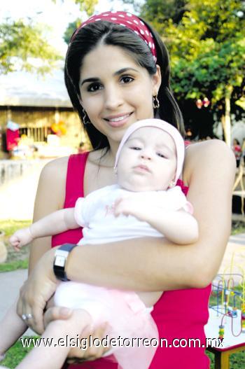 Luz María Herrera de Nahle con su hija María Fernanda Nahle Herrera.