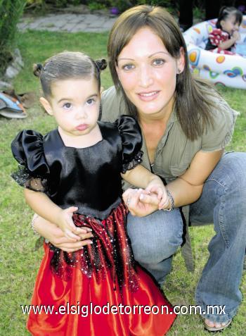 Lorena de Galindo y Ana Paola Galindo.