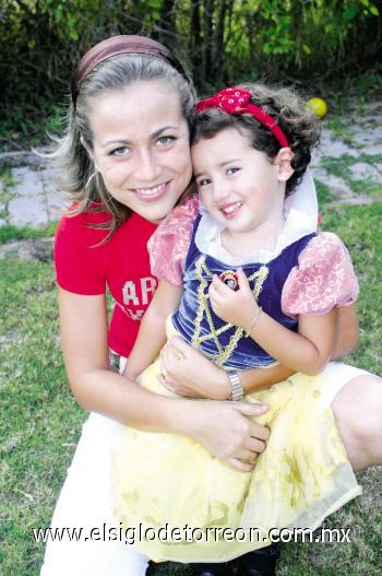 Úrsula Corrales de Echávez y su hija Daniela Echávez Corrales.