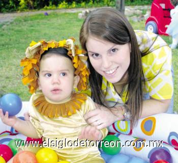 Jorge Álvarez Estrada y Lupita Estrada de Álvarez.