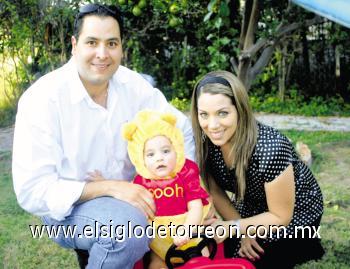 El festejado junto a sus papás Alejandro Sánchez González y Belinda Nahle de Sánchez.