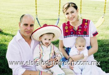 Federico y Valeria Villarreal acompañando a sus hijos Eugenio y Esteban.