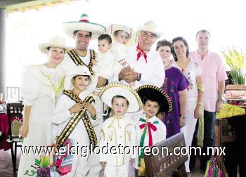 José Luis Meza Sepúlveda y Tatis V. de Meza con su familia.