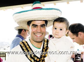 Pepe Meza Villarreal con su hijo Bruno.