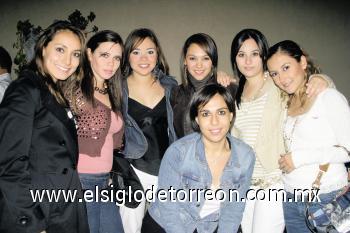 ¡FELICIDADES!
La festejada con sus amigas Paty, Alina Murra, María Elena Robles, Malena Romo, Grace de la Garza y Karime Samia.