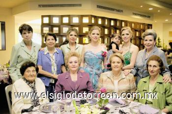 Gloria Murra de López Negrete, Alicia Murra, Kiki Murra de Bonilla, la novia, Keta Bonilla de Gómez y su hija Ketita, Gaby Cofiño de Murra, Victoria Marcos de Murra, Enriqueta Reed de Murra, Magdalena Rodríguez de Reed, Rosa Talamás de Murra.