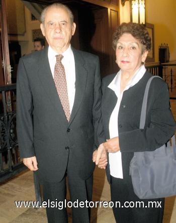 Jose León Robles de la Torre y su señora esposa.