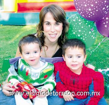 ¡CUMPLE DOS AÑITOS!
Verónica Saracho de Murillo con sus hijos Bernardo y Ferrán Murillo Saracho.