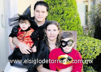 Roberto e Ileana Ramírez junto a sus pequeños Roberto y Daniela.