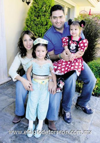 Caty y Víctor Rodríguez junto a sus niñas Paola y Victoria Rodríguez.