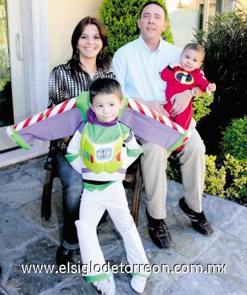 Myrna de De la Garza, Mauricio de la Garza en compañía de sus hijos Mauri y Leo.