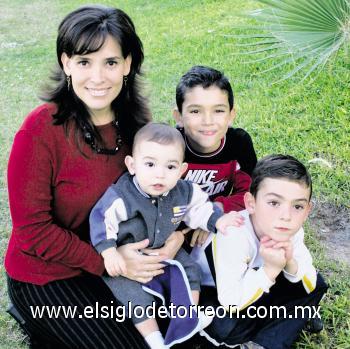 Marcela Torres con sus hijos Javier, Fernando y Daniel González Torres.