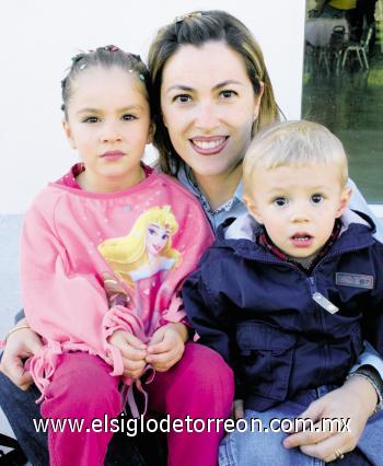 Cristina González con sus hijos Ana Cristy y Luis Alberto González González.