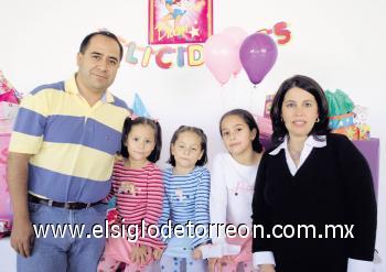 TRIPLE FESTEJO
Marco A. Ojeda Vargas, María Isabel, María Alicia y Marijose Ojeda González y Rosy González de Ojeda.