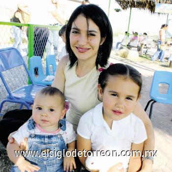 Verónica Aguilar de Tinoco con Vero y María Tinoco.