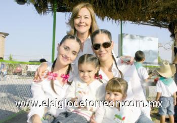 Mely González de Rodríguez con sus hijas Maricarmen Rodríguez de Fahur y Liliana Rodríguez de Russek, así como sus nietas Maricarmen Fahur Rodríguez y Romina Russek Rodríguez.