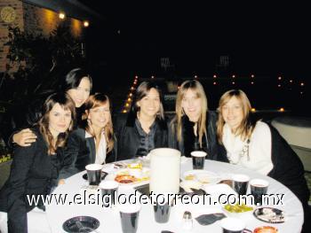 La festejada con sus amigas Cecy Monterrubio, Ale Guerrero, Rocío Juan Marcos, Marala Sánchez y Valeria Russek.