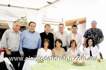 Raúl Murra, Fernando Zertuche, Fernando Marroquín, Eduardo Garza y Jose Luis Nahle en compañía de sus esposas.